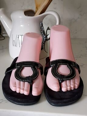 SALVATORE FERRAGAMO Black Leather Thong Sandals - Women